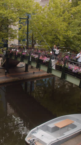 Video-Vertical-Del-Canal-Con-Turistas-En-Brindley-Place-En-Birmingham-Reino-Unido-1